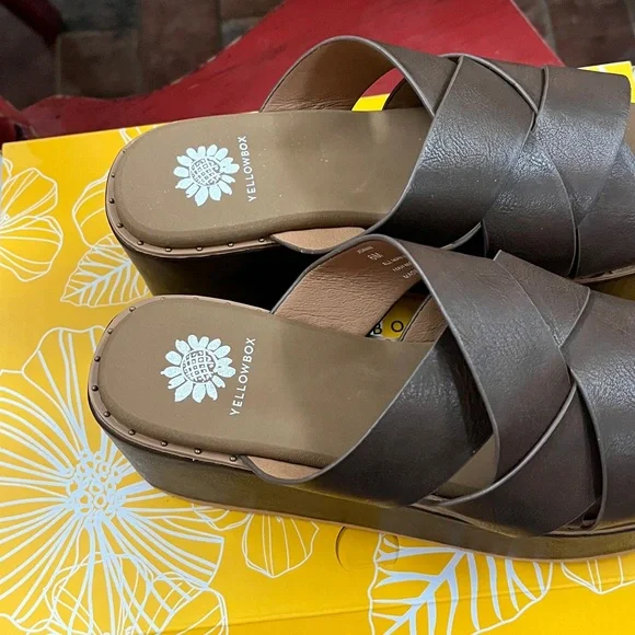 Yellow box, leather sandals - Picture 2 of 6